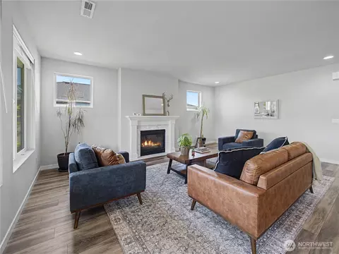 Living - 1346 Boyle St, Enumclaw, WA 98022 photo 4 of 5