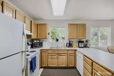 Kitchen - 6101 Mcdougal Ave, Everett, WA 98203 photo 4 of 6