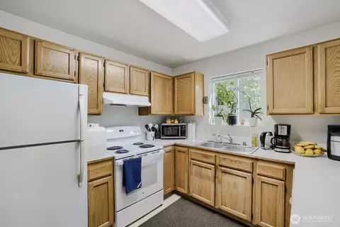 Kitchen - 6101 Mcdougal Ave, Everett, WA 98203 photo 5 of 6