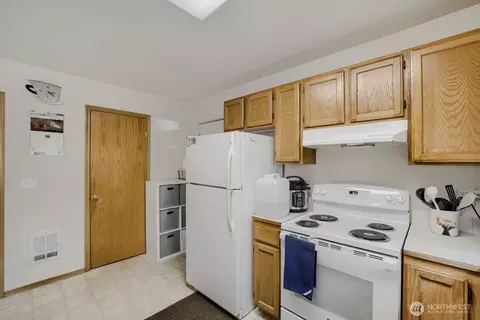 Kitchen - 6101 Mcdougal Ave, Everett, WA 98203 photo 3 of 6