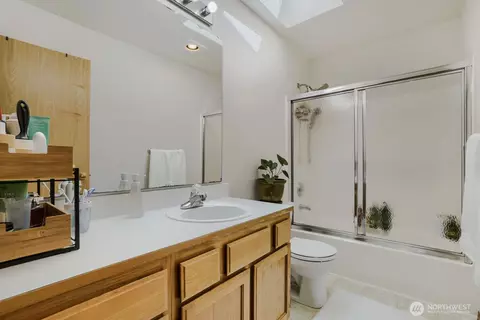 Bath - 6101 Mcdougal Ave, Everett, WA 98203 photo 2 of 3