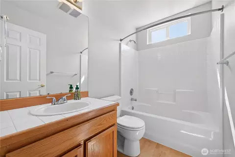 Bath - 10423 30th Dr SE, Everett, WA 98208 photo 4 of 4