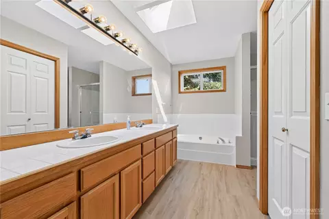 Bath - 10423 30th Dr SE, Everett, WA 98208 photo 1 of 4