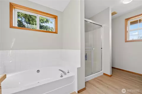 Bath - 10423 30th Dr SE, Everett, WA 98208 photo 2 of 4