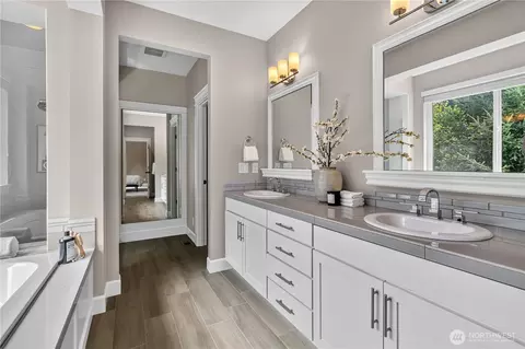 Bath - 10833 NE 190th Pl, Bothell, WA 98011 photo 2 of 5