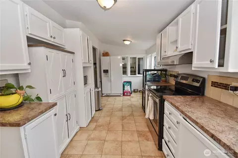 Kitchen - 18268 Colony Rd, Bow, WA 98232 photo 2 of 3