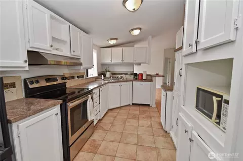Kitchen - 18268 Colony Rd, Bow, WA 98232 photo 3 of 3