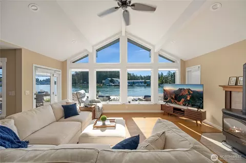 104 Chinook Pl, La Conner, WA 98257