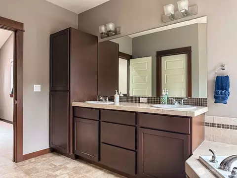 Bath - 2824 93rd Pl SE, Everett, WA 98208 photo 2 of 5