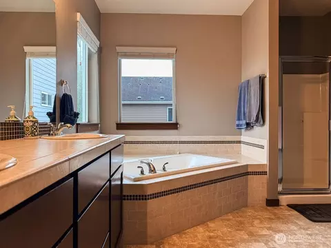 Bath - 2824 93rd Pl SE, Everett, WA 98208 photo 1 of 5