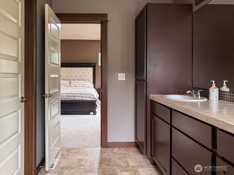 Bath - 2824 93rd Pl SE, Everett, WA 98208 photo 3 of 5