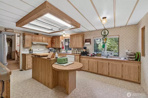 Kitchen - 16211 Hackamore Way E, Greenwater, WA 98022 photo 2 of 3