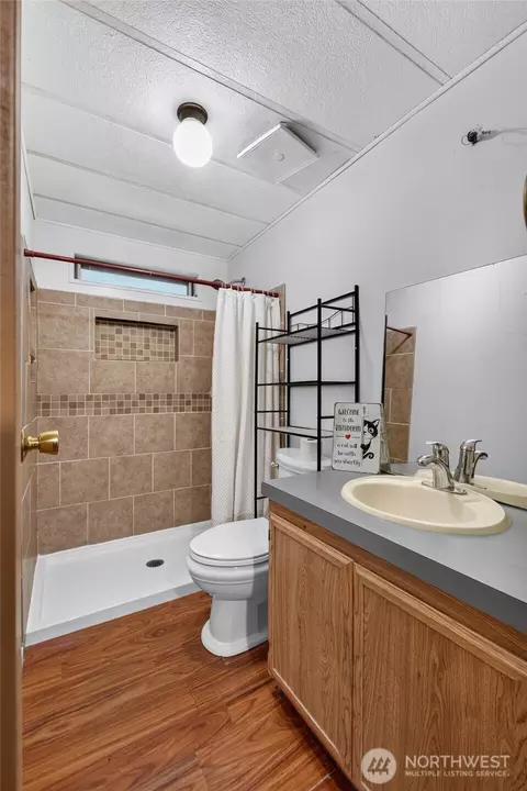 Bath - 16211 Hackamore Way E, Greenwater, WA 98022 photo 1 of 3