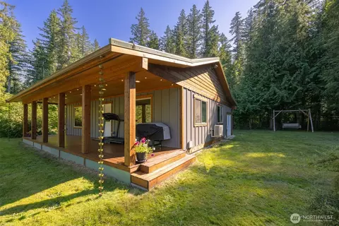 9273 Black Mountain Ln, Maple Falls, WA 98266