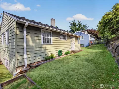 Exterior - 3011 E Pine St, Seattle, WA 98122 photo 4 of 6