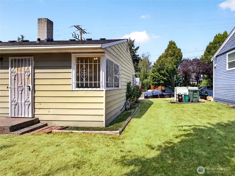 Exterior - 3011 E Pine St, Seattle, WA 98122 photo 6 of 6