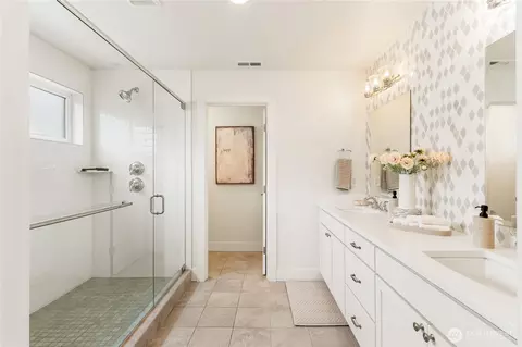 Bath - 9717 NE 182nd Pl #A, Bothell, WA 98011 photo 4 of 6
