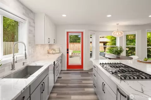 Kitchen - 18226 Baldwin Rd, Bothell, WA 98012 photo 4 of 6