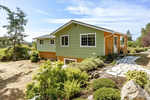 1002 Carl Ave, Oak Harbor, WA 98277