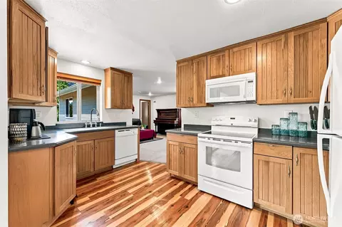Kitchen - 1442 Loraine St, Enumclaw, WA 98022 photo 3 of 3