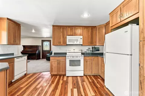 Kitchen - 1442 Loraine St, Enumclaw, WA 98022 photo 2 of 3