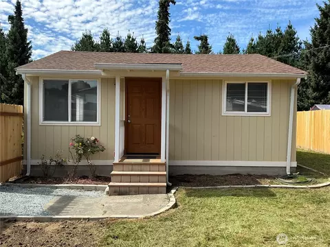 325 Hawthorne St, Burlington, WA 98233