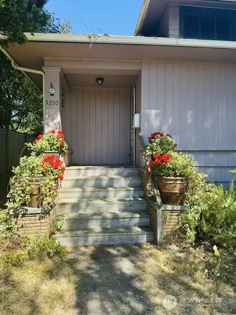 3210 NW 69th St, Seattle, WA 98117