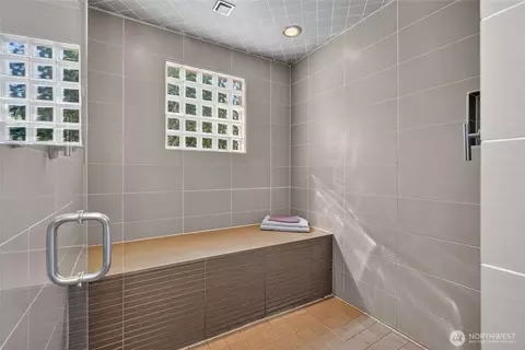 Bath - 2518 E Roy St, Seattle, WA 98112 photo 2 of 4