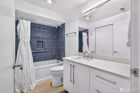 Bath - 2518 E Roy St, Seattle, WA 98112 photo 3 of 4