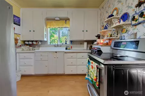 Kitchen - 18404 14th Ave E, Spanaway, WA 98387 photo 2 of 2