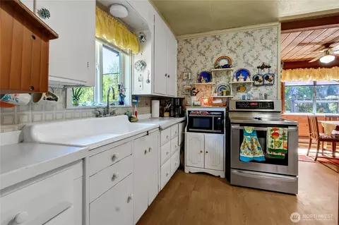 Kitchen - 18404 14th Ave E, Spanaway, WA 98387 photo 1 of 2