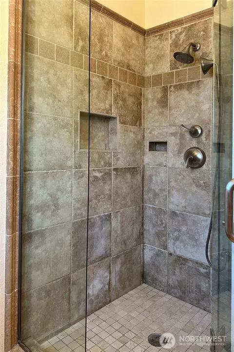 Bath - 1565 Sorenson Ave, Enumclaw, WA 98022 photo 2 of 2