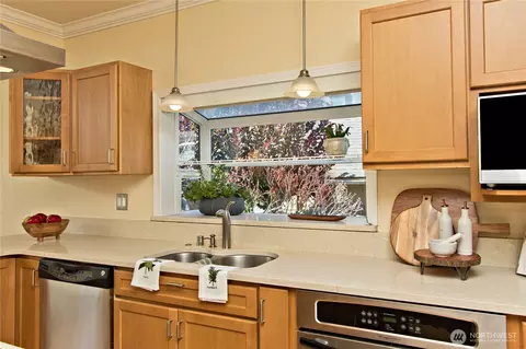 Kitchen - 1565 Sorenson Ave, Enumclaw, WA 98022 photo 4 of 7