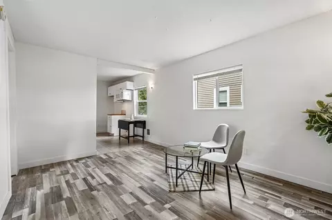 Living - 265 17th Ave, Longview, WA 98632 photo 2 of 4
