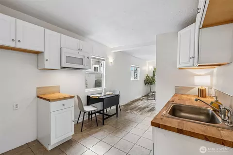 Kitchen - 265 17th Ave, Longview, WA 98632 photo 1 of 3