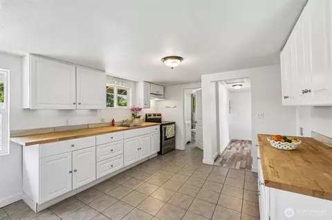 Kitchen - 265 17th Ave, Longview, WA 98632 photo 2 of 3
