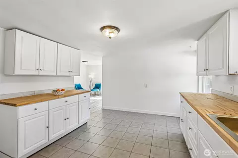 Kitchen - 265 17th Ave, Longview, WA 98632 photo 3 of 3