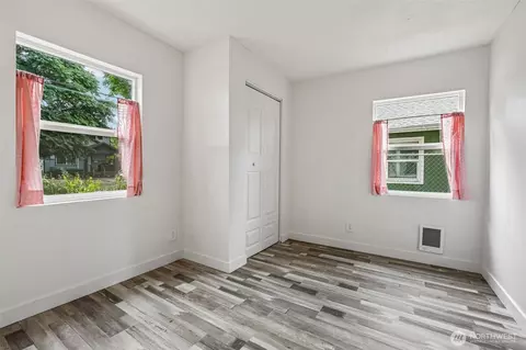 Bedroom - 265 17th Ave, Longview, WA 98632 photo 1 of 6
