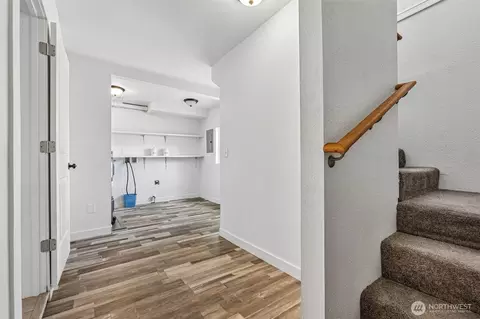 Entry Way - 265 17th Ave, Longview, WA 98632 photo 1 of 2