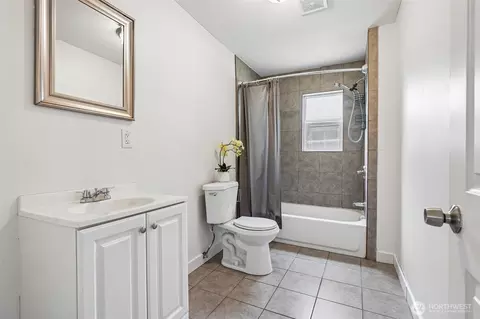 Bath - 265 17th Ave, Longview, WA 98632 photo 1 of 2