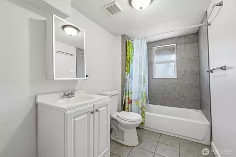 Bath - 265 17th Ave, Longview, WA 98632 photo 2 of 2