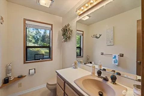 Bath - 701 175th St SW, Bothell, WA 98012 photo 1 of 5