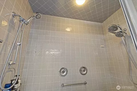 Bath - 701 175th St SW, Bothell, WA 98012 photo 4 of 5