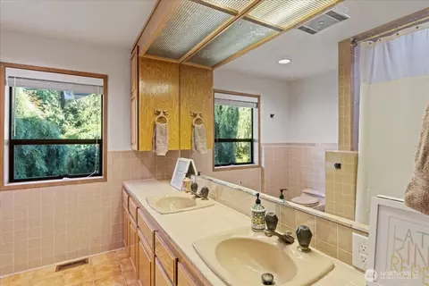Bath - 701 175th St SW, Bothell, WA 98012 photo 5 of 5