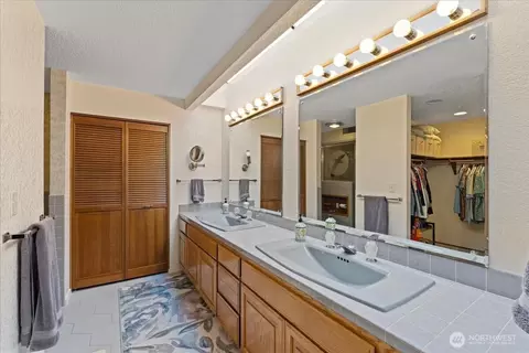 Bath - 701 175th St SW, Bothell, WA 98012 photo 2 of 5