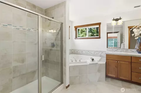 Bath - 16033 119th Pl NE, Bothell, WA 98011 photo 2 of 5