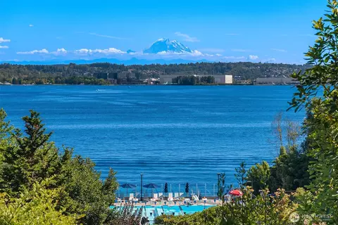 8340 Avalon Dr, Mercer Island, WA 98040