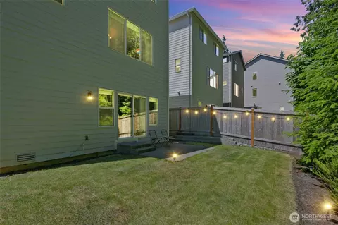 Exterior - 19611 3rd Dr SE, Bothell, WA 98012 photo 5 of 7