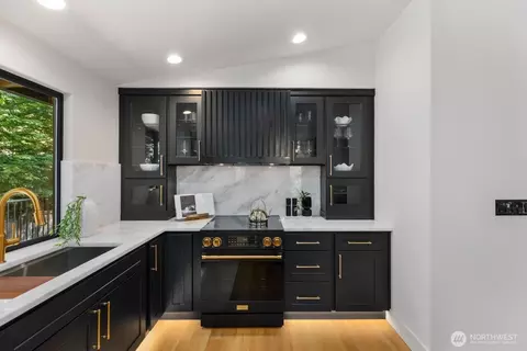 Kitchen - 22905 35th Ave SE, Bothell, WA 98021 photo 4 of 6