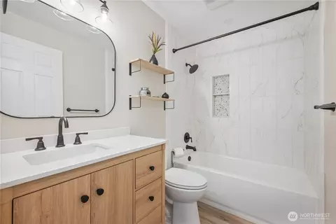 Bath - 4490 Constitution Ln, Longview, WA 98632 photo 2 of 2